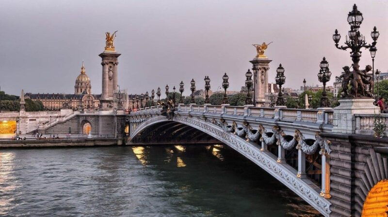 classical-and-monumental-paris-tour-along-the-seine-river