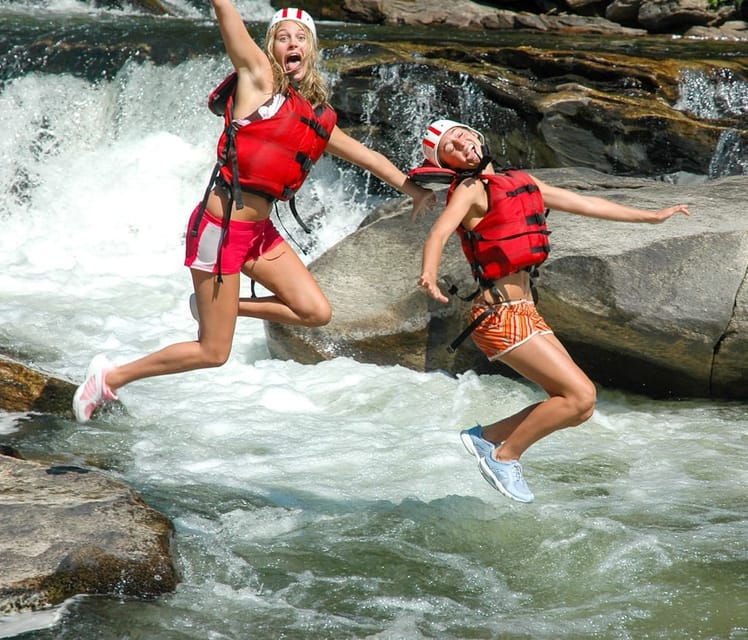 clayton-chattooga-river-rafting-on-class-iii-rapids