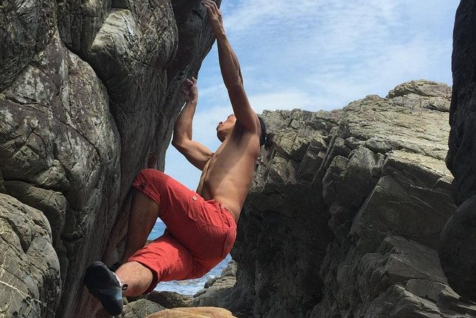 climb-the-rocks-of-yakushima-outdoor-bouldering-rental-mat