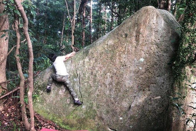 climb-the-rocks-of-yakushima-outdoor-bouldering-rental-mat