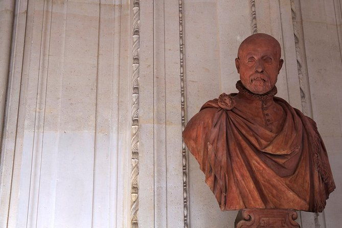 closing-time-at-the-louvre-the-mona-lisa-at-her-most-peaceful