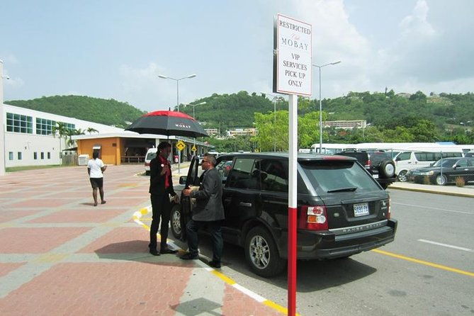 club-mobay-fast-track-lounge-with-private-airport-shuttle