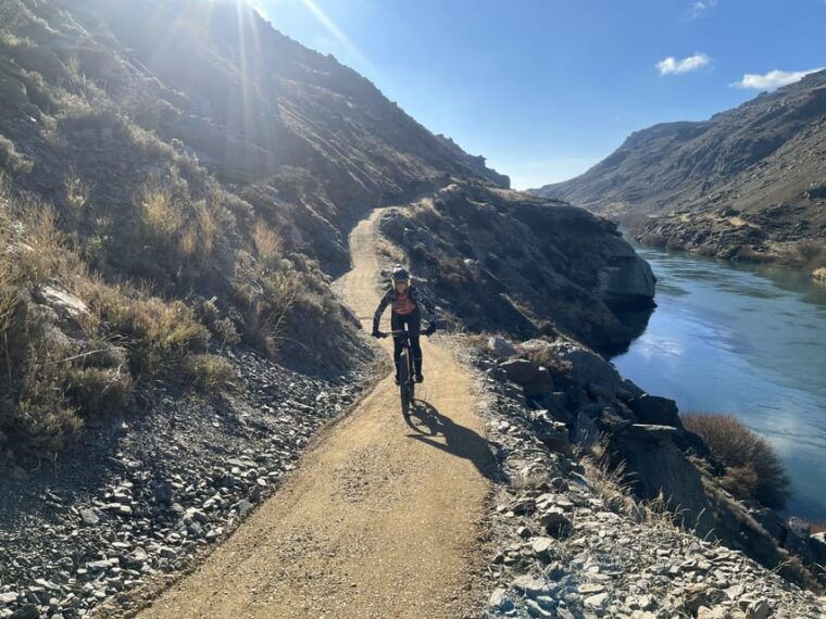 clyde-roxburgh-gorge-trail-bike-ride-with-jet-boat