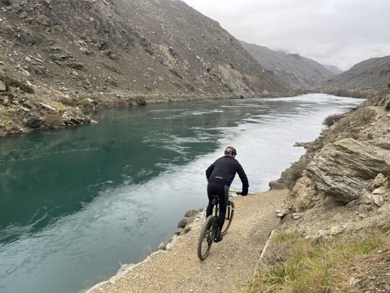 clyde-roxburgh-gorge-trail-bike-ride-with-jet-boat
