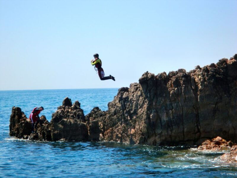 coasteering-algarve-cliff-jump-swim-climb-in-sagres