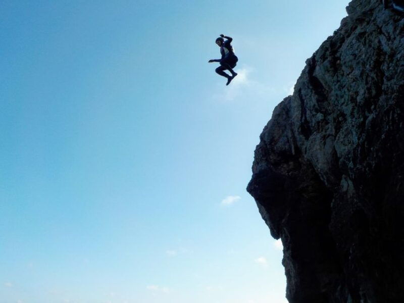 coasteering-algarve-cliff-jump-swim-climb-in-sagres