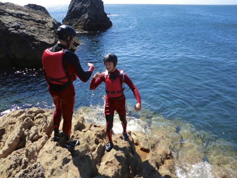 coasteering-algarve-cliff-jump-swim-climb-in-sagres