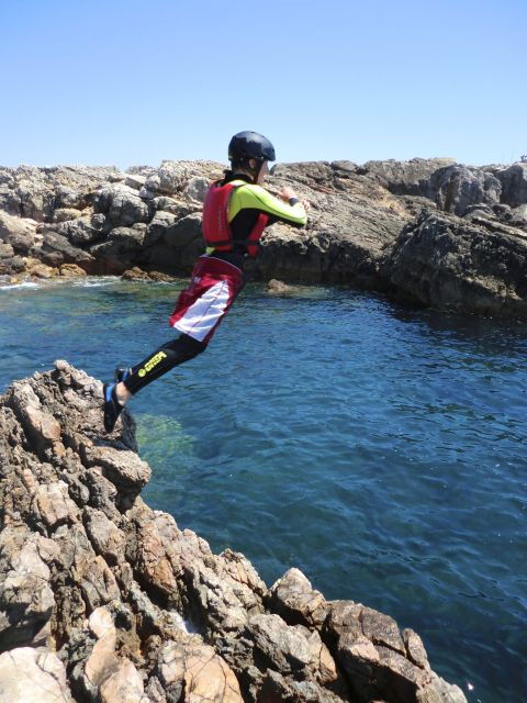 coasteering-algarve-cliff-jump-swim-climb-in-sagres