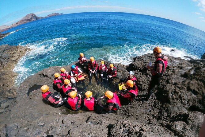 coasteering-tour-cliff-jumping-swimming-scrambling