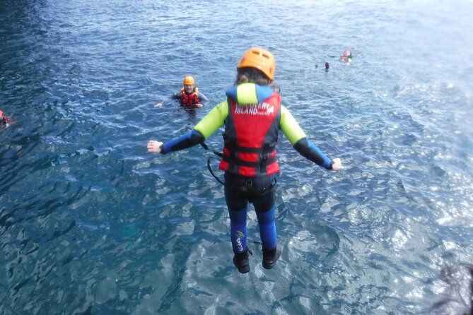 coasteering-tour-cliff-jumping-swimming-scrambling