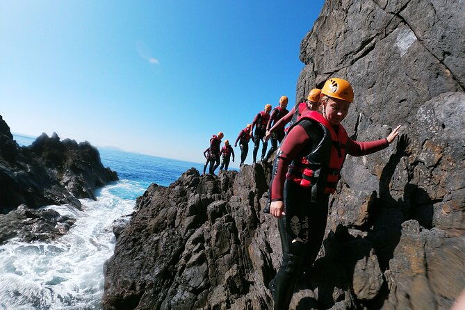 coasteering-tour-cliff-jumping-swimming-scrambling