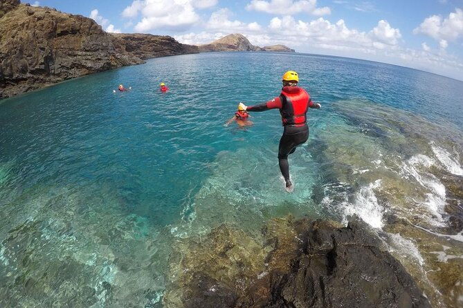 coasteering-tour-cliff-jumping-swimming-scrambling