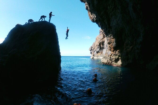 coasteering-tour-cliff-jumping-swimming-scrambling