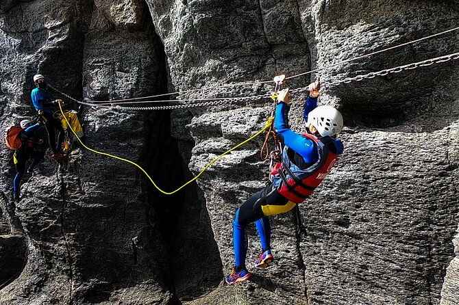coastering-in-gran-canaria-aquatic-route-in-the-ocean-cliffs