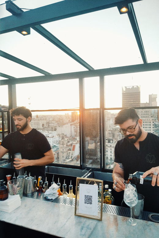 cocktail-bar-hop-with-a-bartender