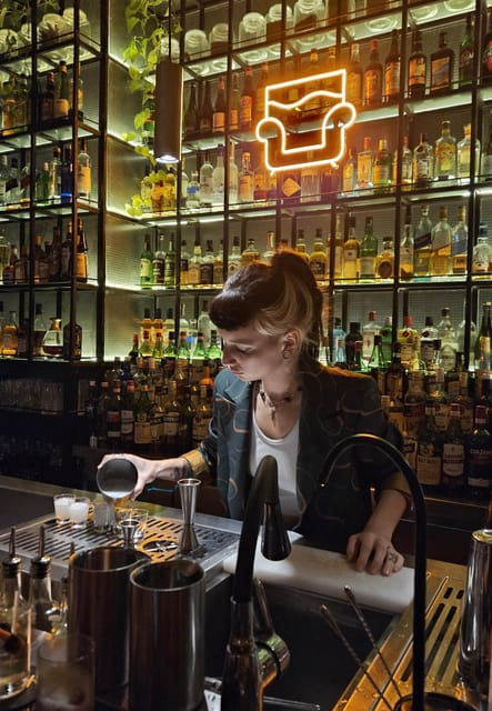 cocktail-bar-hop-with-a-bartender