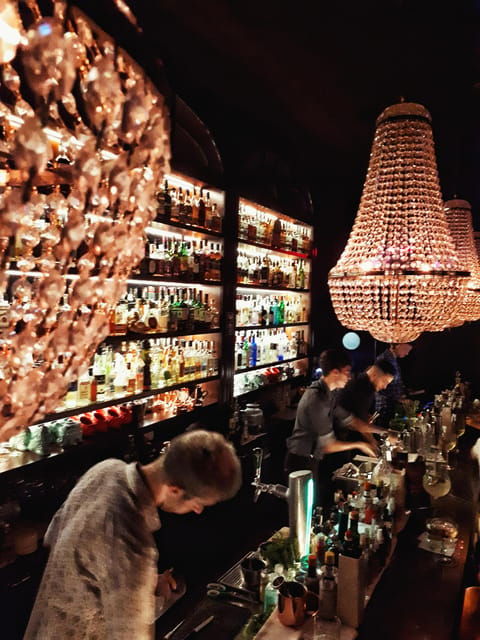 cocktail-bar-hop-with-a-bartender