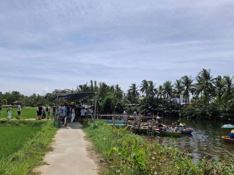 coconut-boat-rowing-in-thanh-dong-village