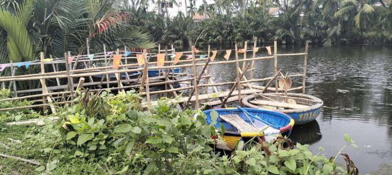 coconut-boat-rowing-in-thanh-dong-village