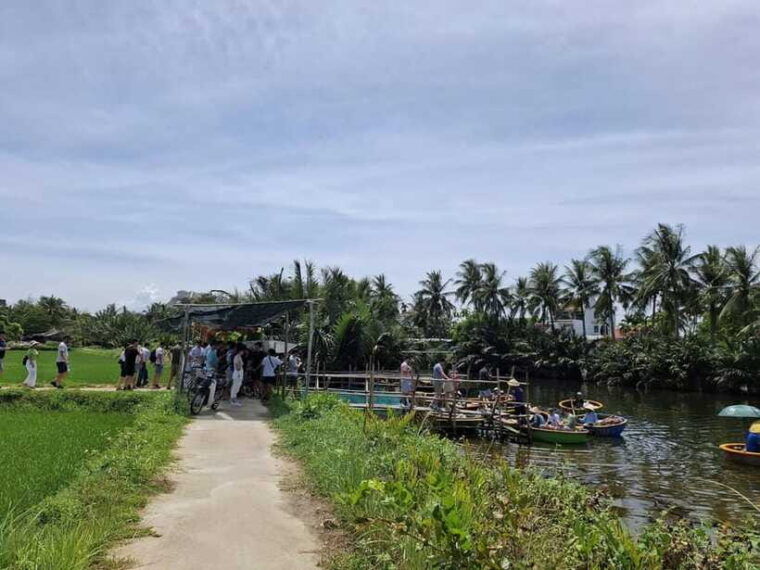 coconut-boat-rowing-in-thanh-dong-village