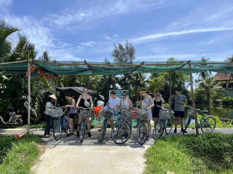 coconut-boat-rowing-in-thanh-dong-village