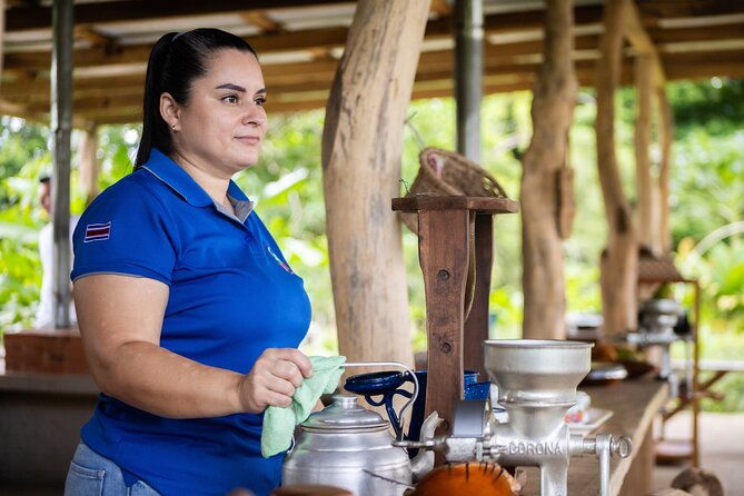 coffee-chocolate-toursloths-park-llanos-de-cortez-waterfall