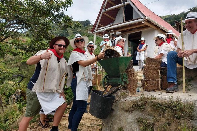 coffee-tour-comuna-13-cable-car