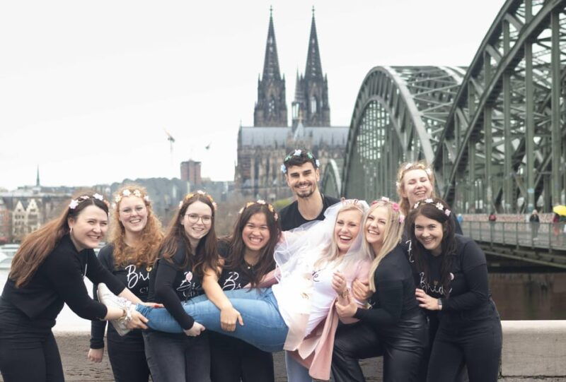 cologne-bachelor-party-tour-in-the-old-town-with-photoshoot