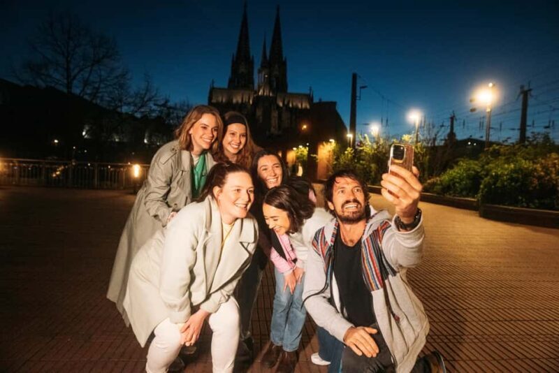 Cologne: Cologne Cathedral & Old Town in the evening  interactive tour with projector - Analyzing the Value