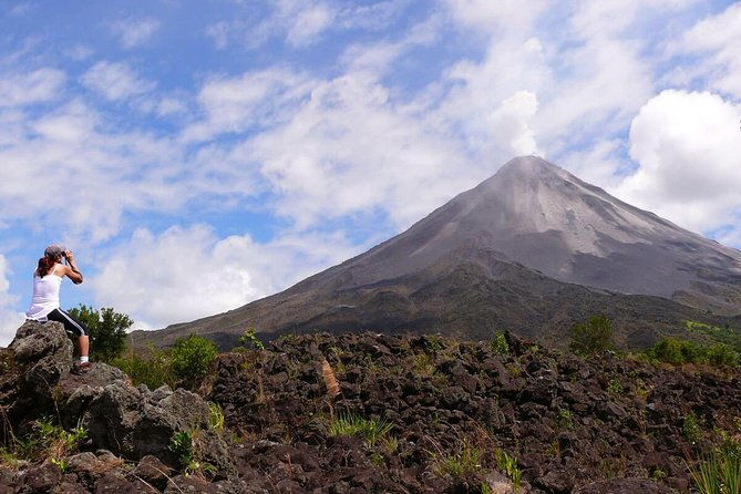 combo-jungle-volcano-hike-fortuna-waterfall-hanging-bridges-hotsprings