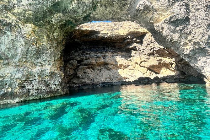 comino-highlights-blue-crystal-lagoon-caves-private-boat-trip