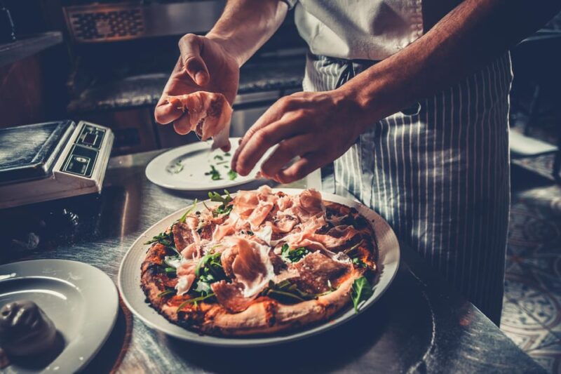 como-premium-pizza-making-class-at-a-pizzeria