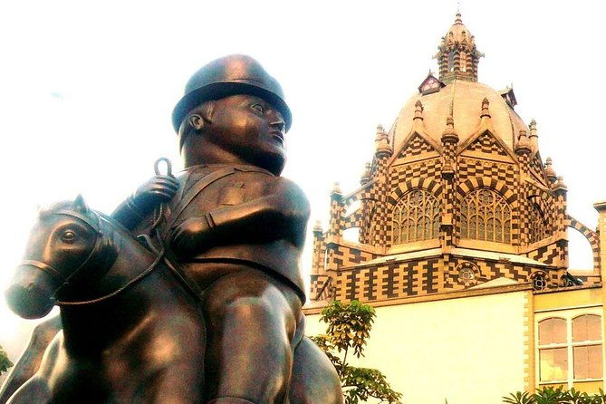comuna-13-and-downtown-medellin-private-city-tour