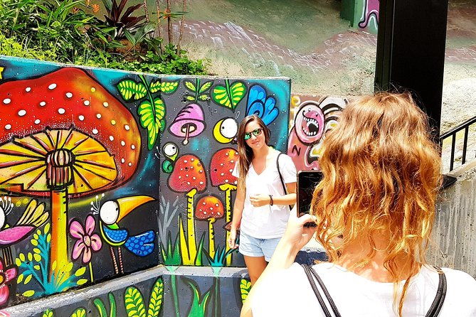 comuna-13-graffiti-tour-with-street-food