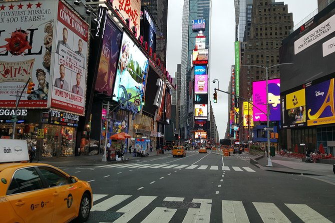 contrasts-vip-dyker-heights-christmas-in-nyc