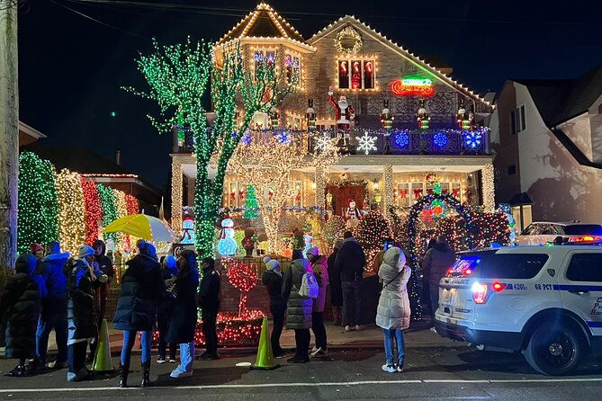 contrasts-vip-dyker-heights-christmas-in-nyc