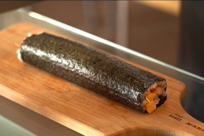 cook-and-roll-the-sushi-like-a-samurai-in-osaka