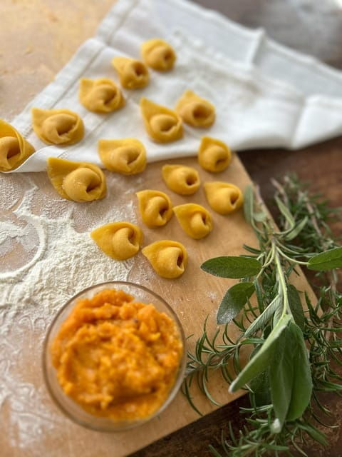 cook-bolognese-dishes-in-a-splendid-villa