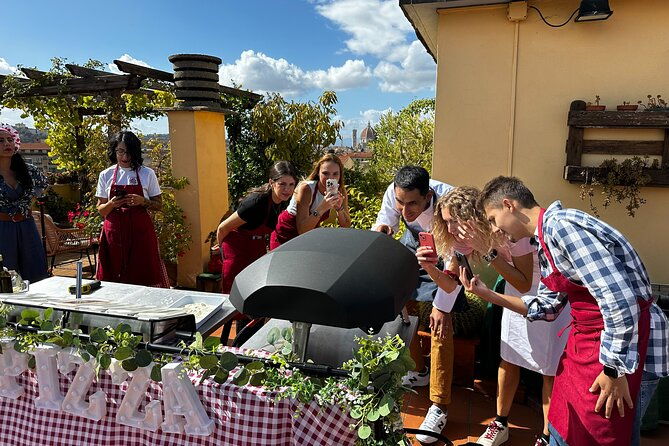 cook-pizza-with-view-of-florence-cathedral