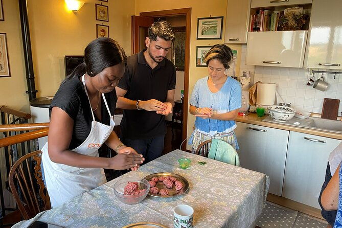 cooking-eating-with-locals-in-their-home-kitchen-in-rome