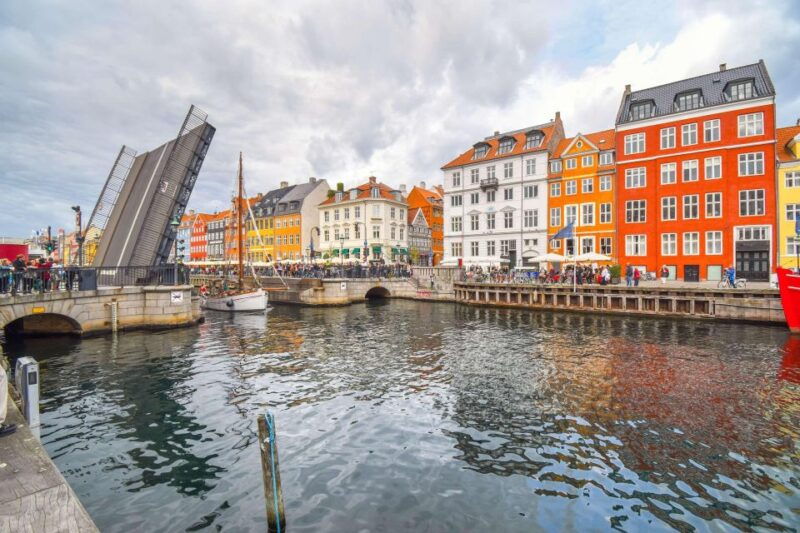 copenhagen-canal-boat-cruise-old-town-nyhavn-walking-tour