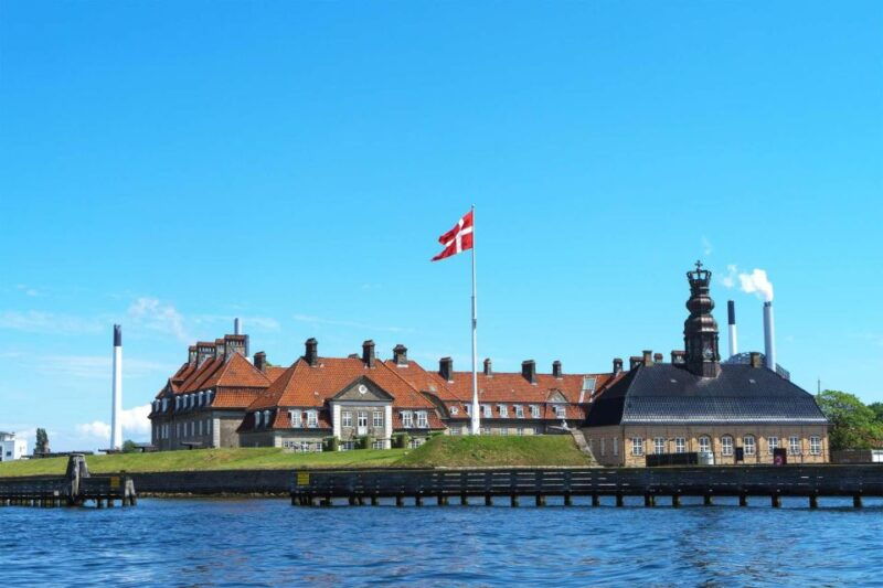copenhagen-canal-boat-cruise-old-town-nyhavn-walking-tour