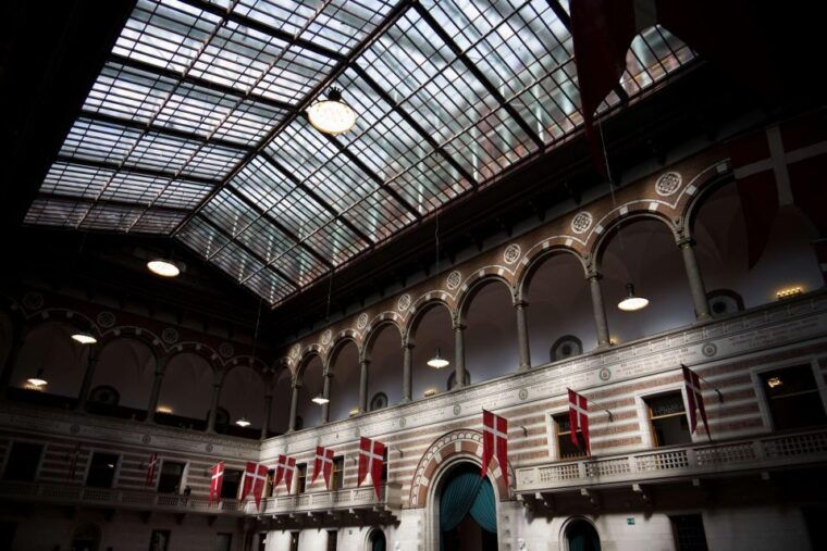 copenhagen-canal-boat-cruise-old-town-nyhavn-walking-tour