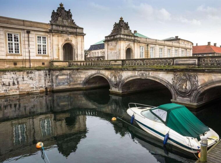copenhagen-canal-boat-cruise-old-town-nyhavn-walking-tour
