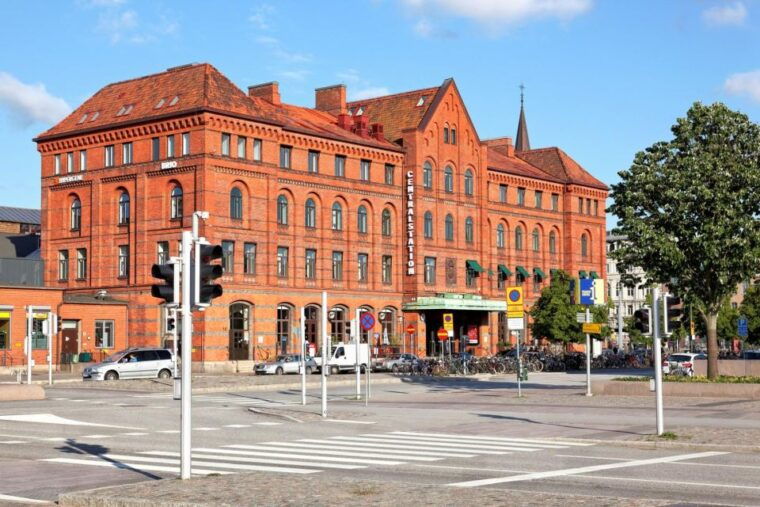 copenhagen-day-trip-to-malmo-old-town-castle-by-train-car