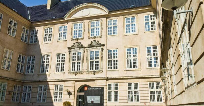 copenhagen-old-town-and-nyhavn-private-family-tour