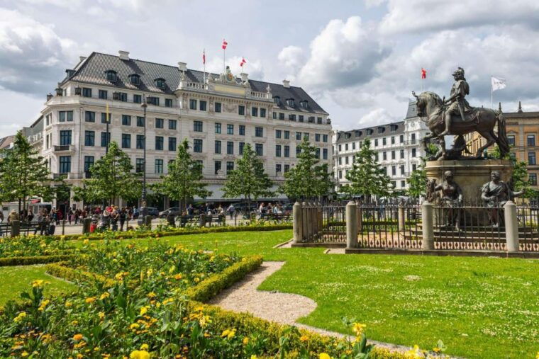 copenhagen-old-town-nyhavn-canal-walking-tour-christiana