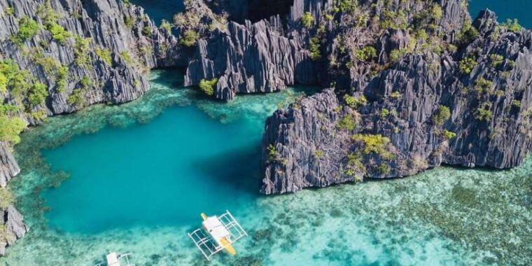 coron-private-tour-b-barracuda-lake-and-smith-beach