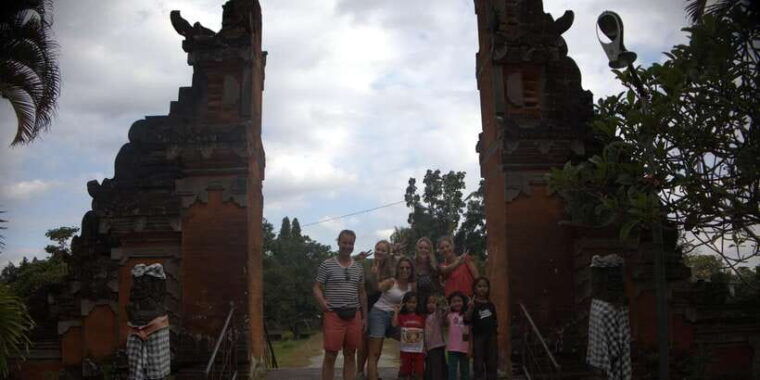 countryside-bike-ride-to-golong-village-and-lingsar-temple