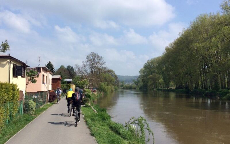coutryside-bike-tour-to-karlstejn-castle